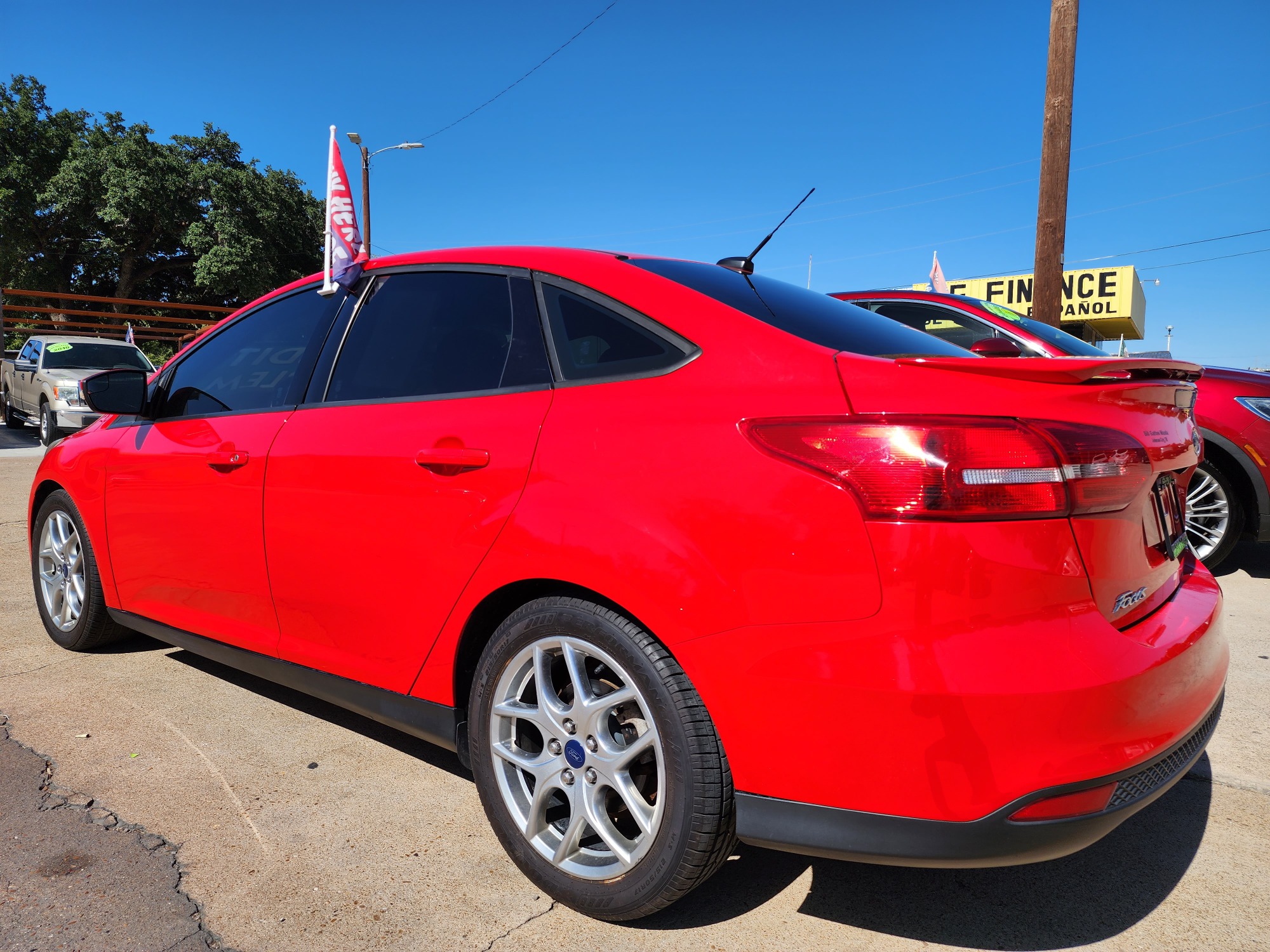 2015 RED Ford Focus SE (1FADP3F22FL) , AUTO transmission, located at 2660 S.Garland Avenue, Garland, TX, 75041, (469) 298-3118, 32.885551, -96.655602 - Welcome to DallasAutos4Less, one of the Premier BUY HERE PAY HERE Dealers in the North Dallas Area. We specialize in financing to people with NO CREDIT or BAD CREDIT. We need proof of income, proof of residence, and a ID. Come buy your new car from us today!! This is a Super Clean 2015 FORD FOCUS - Photo #5